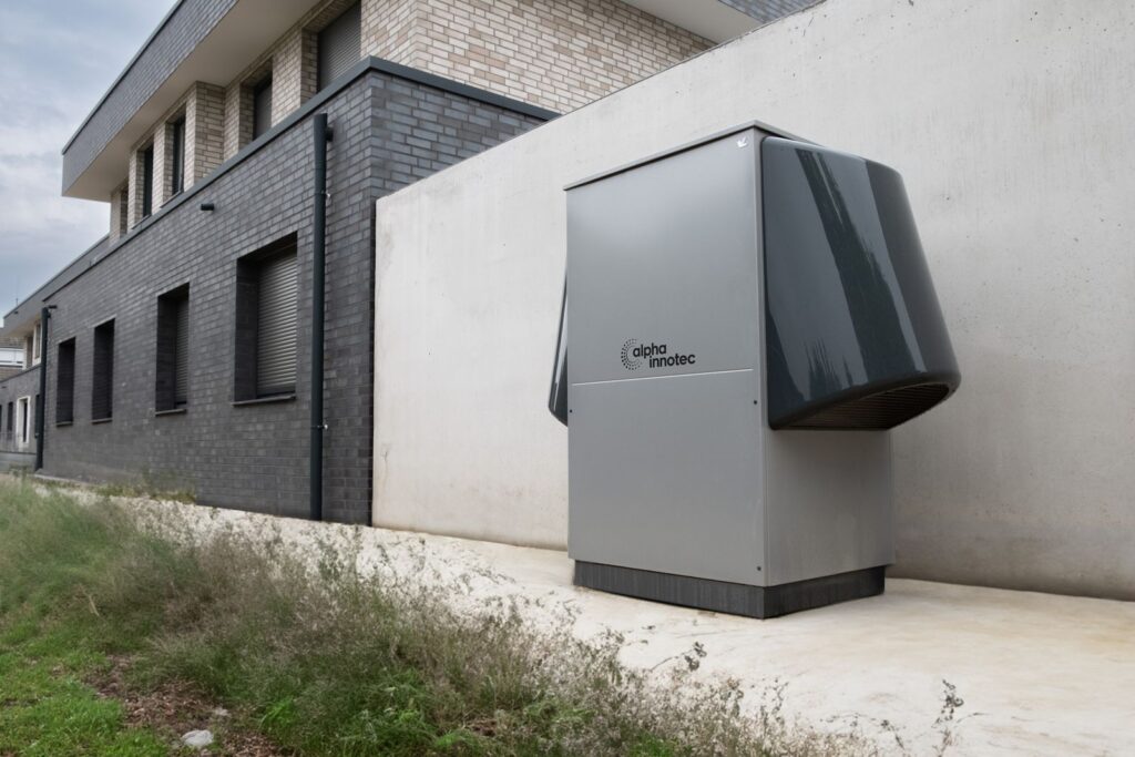 Unidades exteriores de aerotermia tipo Daikin Altherma instaladas junto a una vivienda