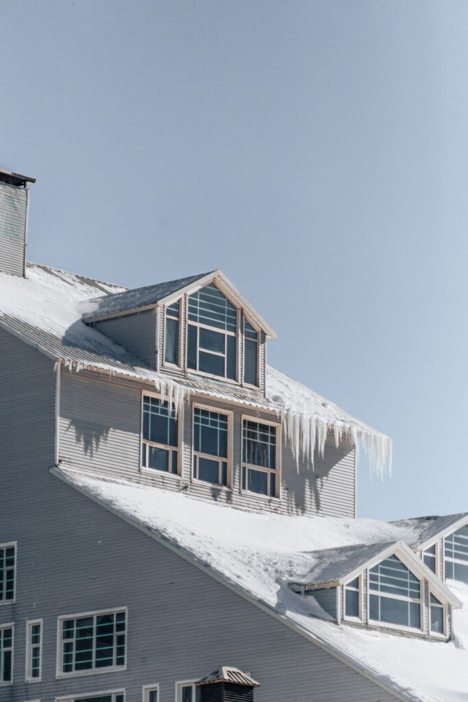 Vivienda nevada en invierno, ejemplo de clima frío para la aerotermia
