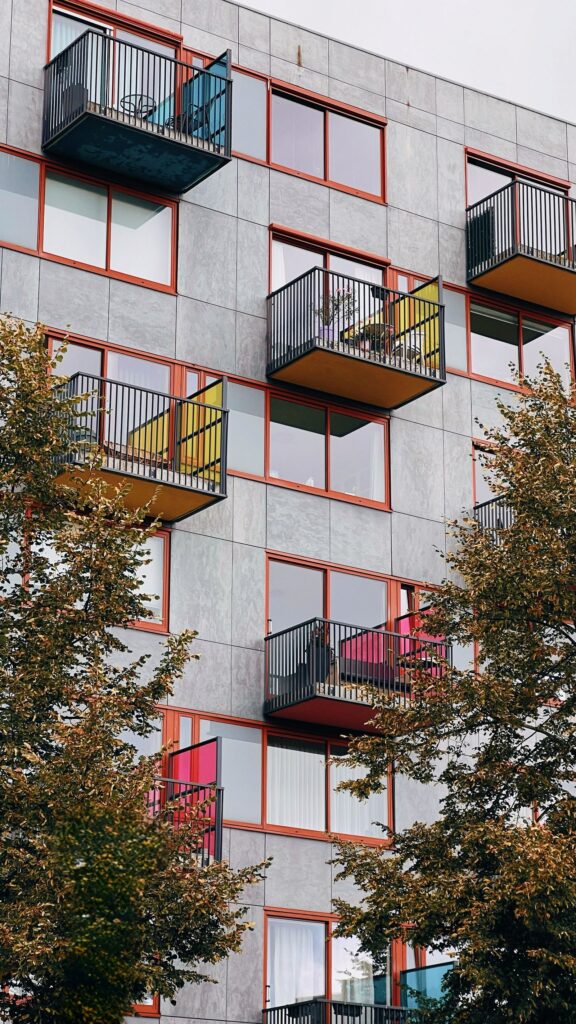 Balcones de un bloque de pisos donde se puede instalar una aerotermia