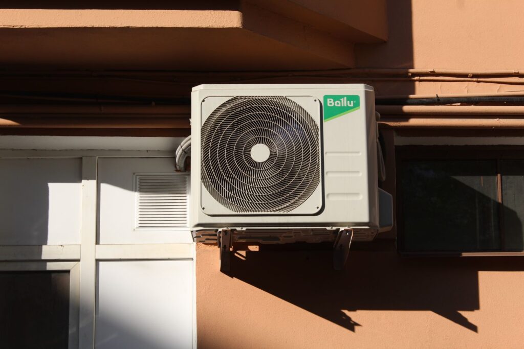 Unidad exterior de una bomba de calor aerotérmica, en comparación con la geotermia