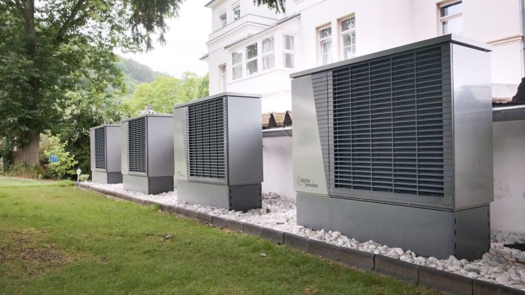 Instalación moderna de aerotermia de alta eficiencia energética, relacionada con el COP y el SCOP