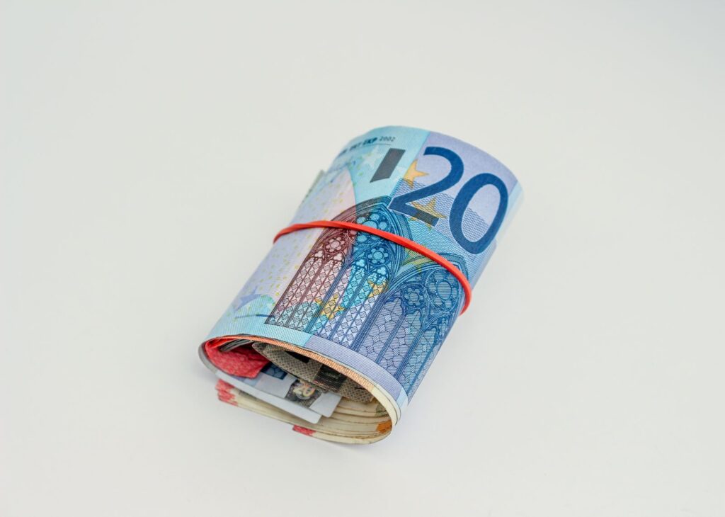 Billetes de euro representando el gasto eléctrico de una aerotermia