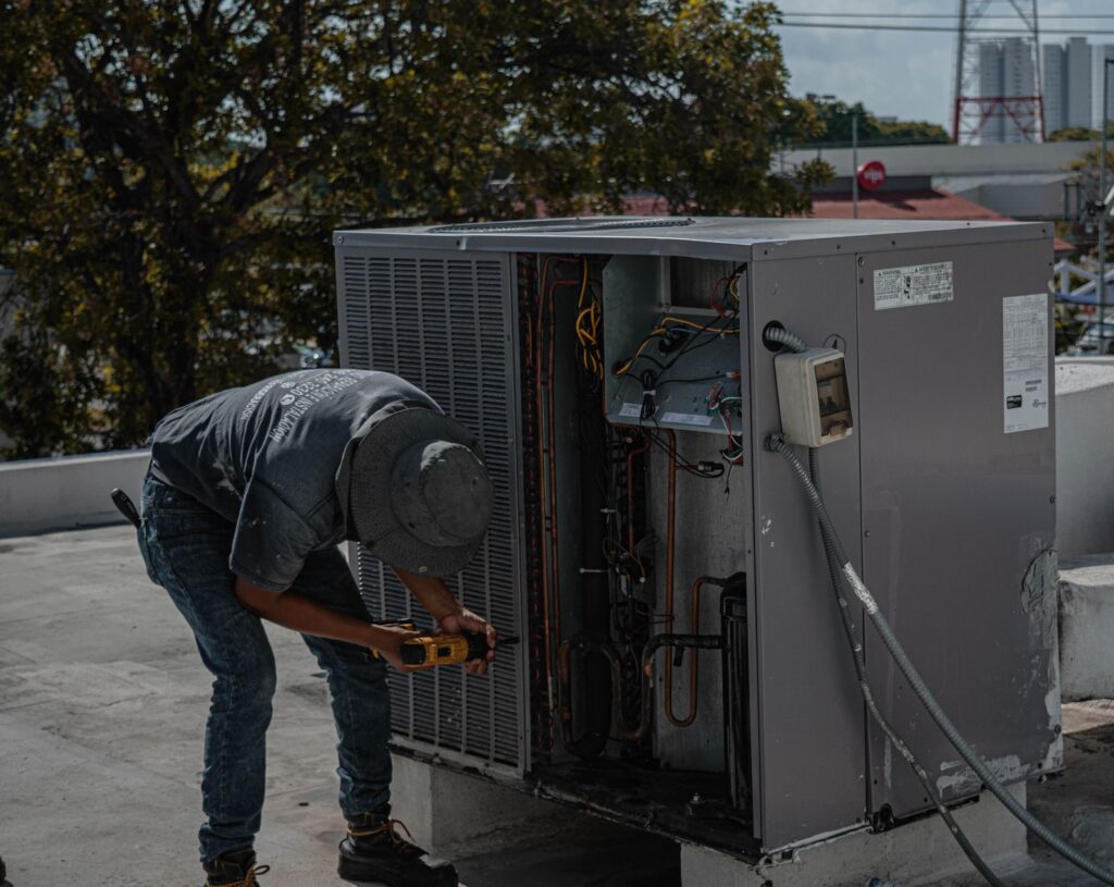 Técnico instalando la carcasa de una unidad exterior de aerotermia