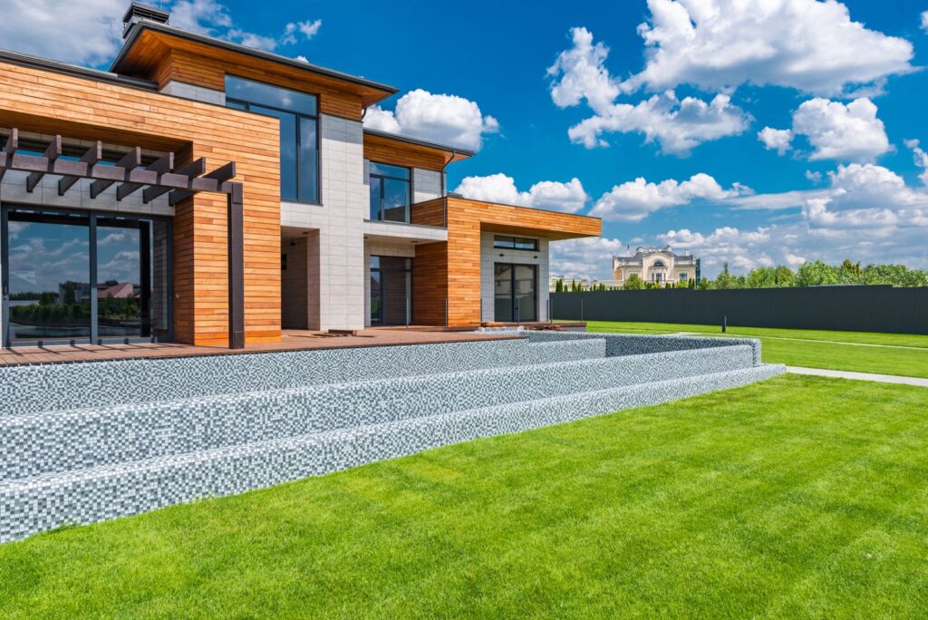 Patio de una vivienda moderna de 100 metros cuadrados con aerotermia
